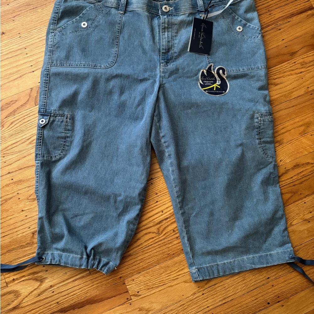 Gloria Vanderbilt Blue Denim Capris with Side Leg Pockets - 20W
